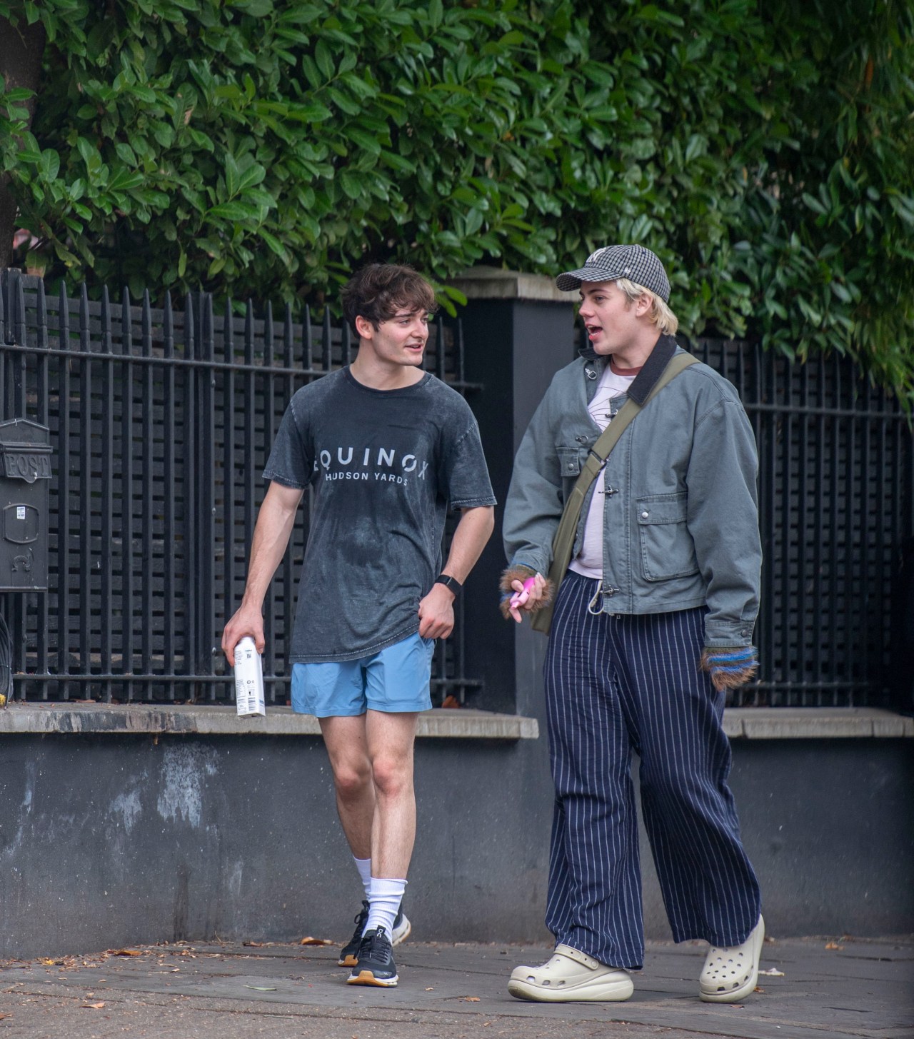 After His Viral Strawberry Clip, Noah Schnapp Was Spotted Trying to Eat Nando’s Mid-Walk in London
