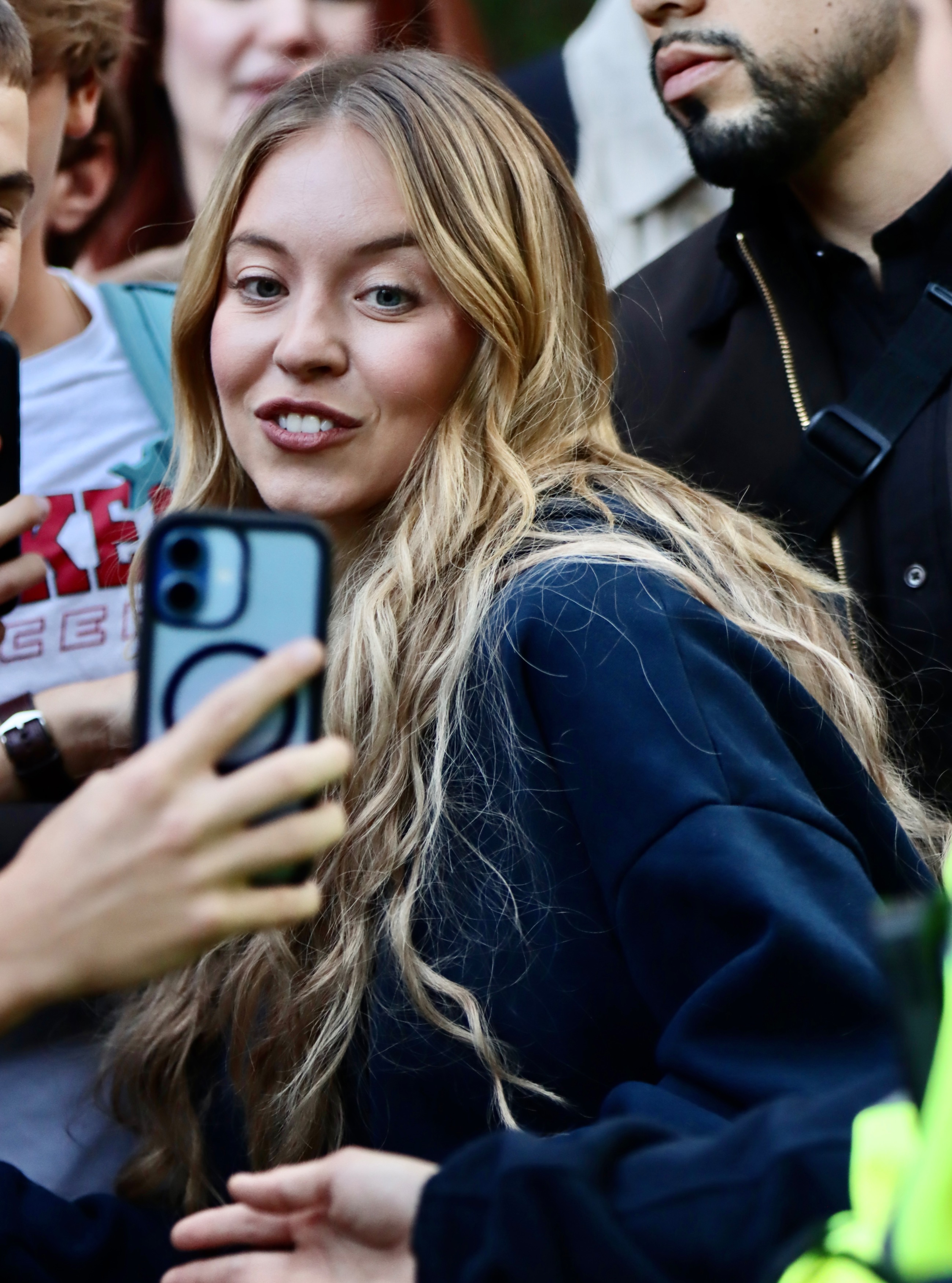 Sydney Sweeney delights fans with an autograph session on her New Jersey film set