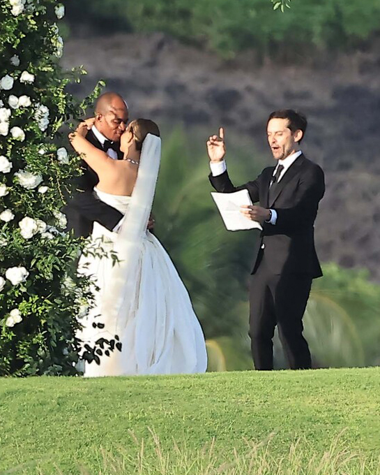 *PREMIUM-EXCLUSIVE*  Tobey Maguire Officiates Ex-Wife Jennifer Meyerâs Wedding to Billionaire Geoff Ogunlesi in Hawaii, With Star-Studded Guests Leonardo DiCaprio, Kris Jenner, Jeff Bezos and Courte